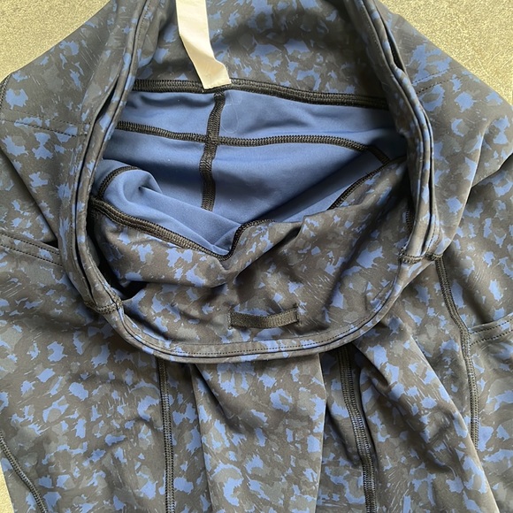 🍋Lululemon blue and black Luxtreme crops size 6 - Picture 7 of 10